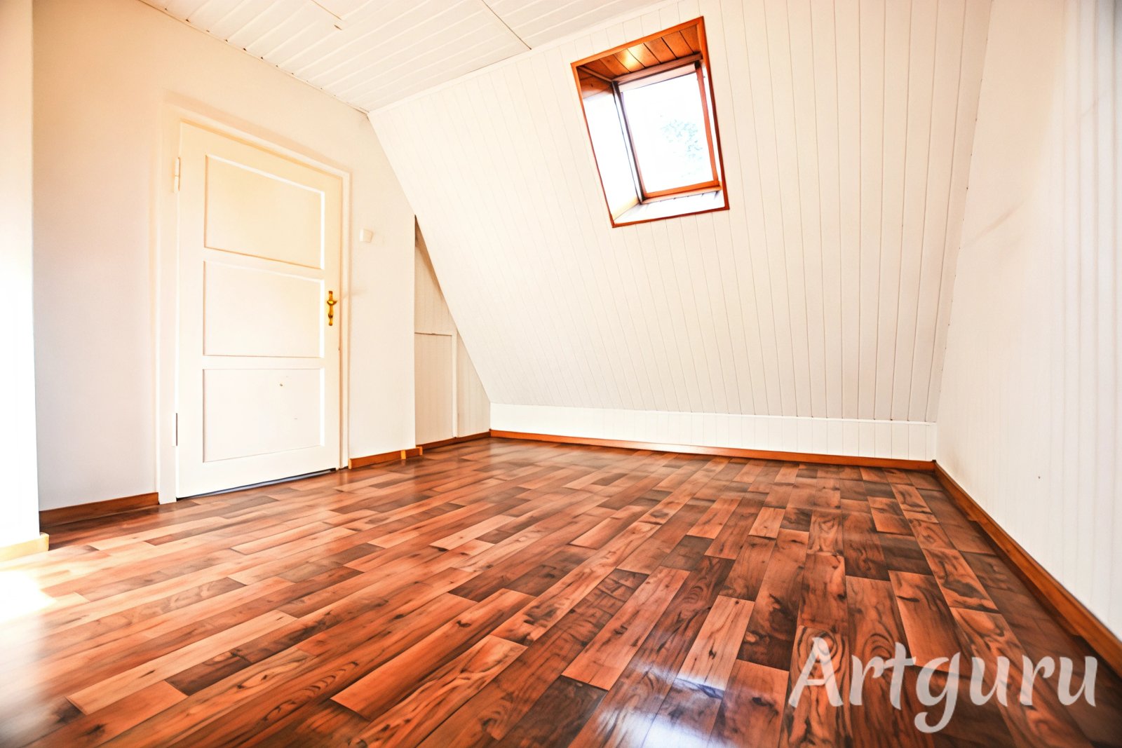 Charmante Doppelhaushälfte mit großzügigem Garten- ideal für Familien und Paare!