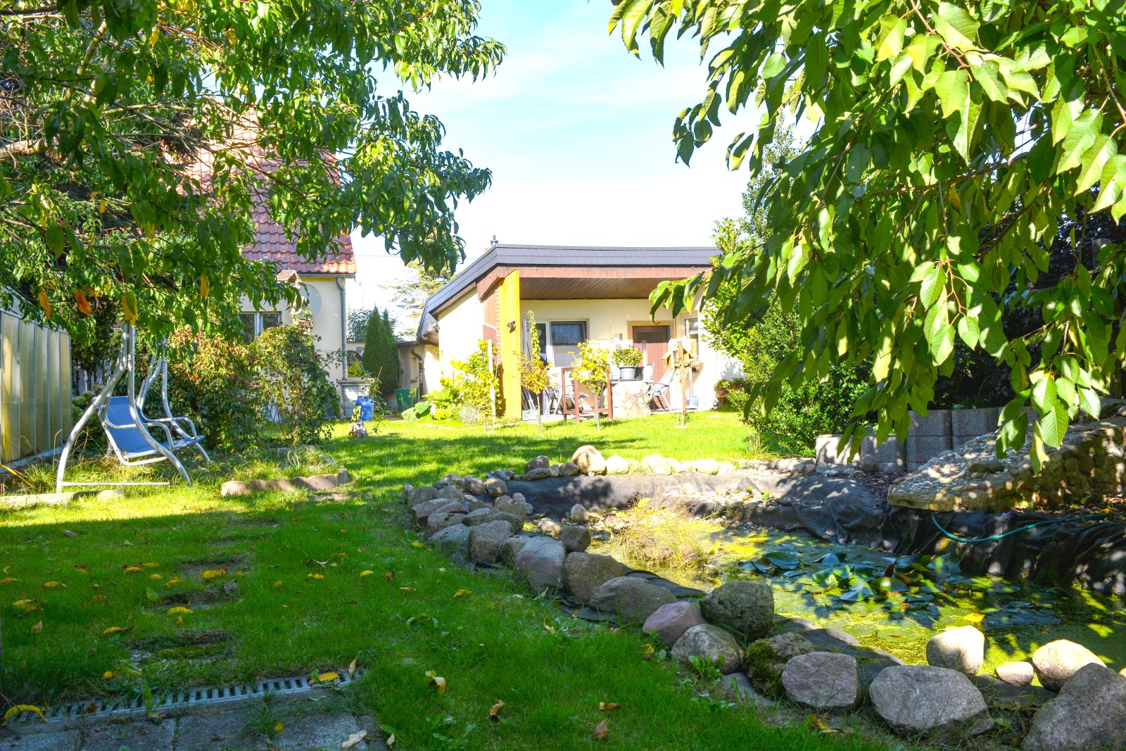 Charmante Doppelhaushälfte mit großzügigem Garten- ideal für Familien und Paare!