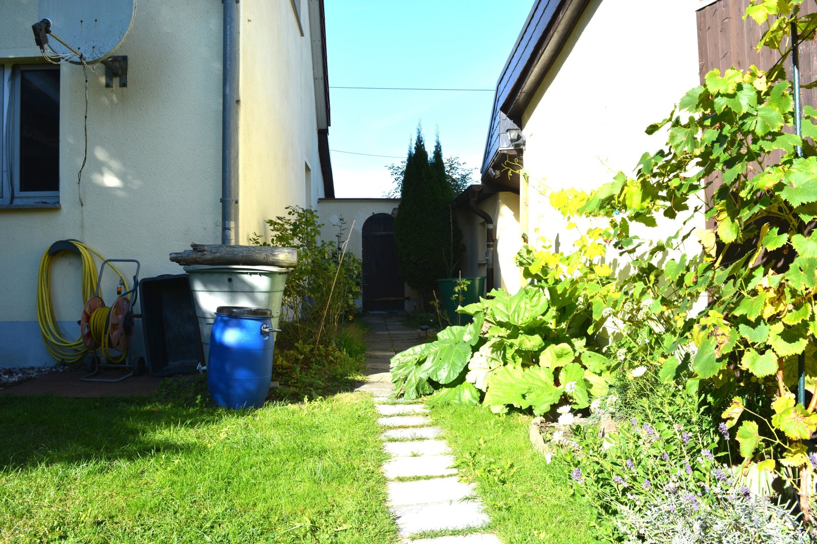 Durchgang zur / von der Straße