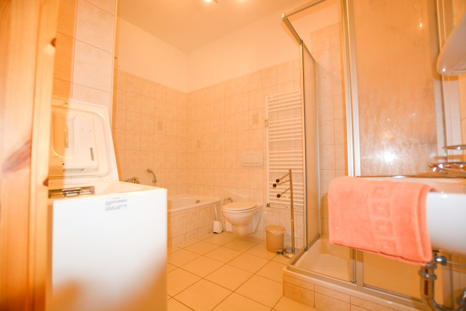 Badezimmer m. Dusche, Badewanne & Waschmaschine