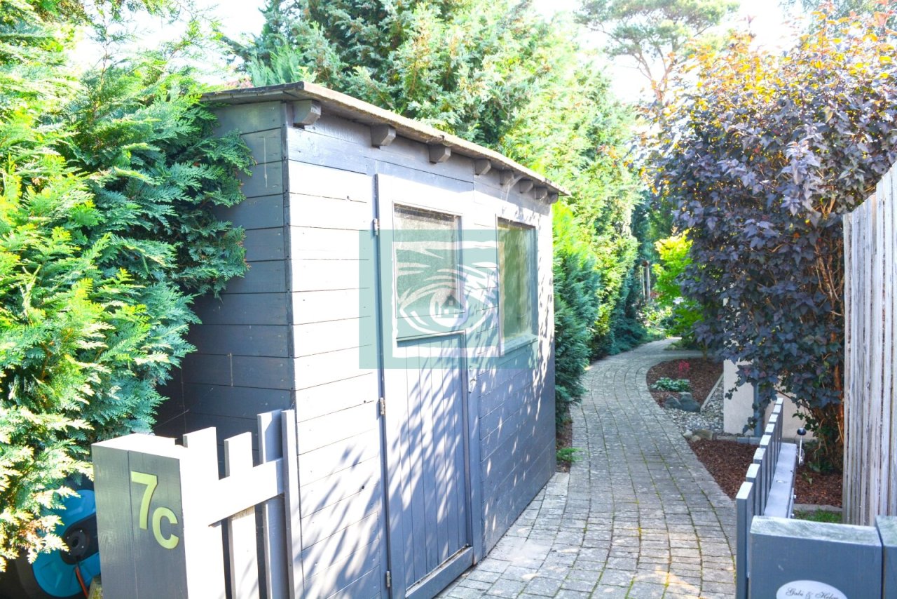 Haus 1 Zuwegung / Schuppen