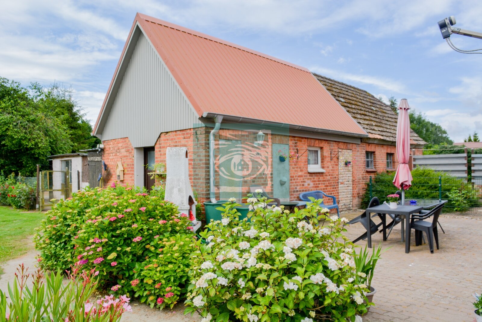Nebengebäude und Terrasse