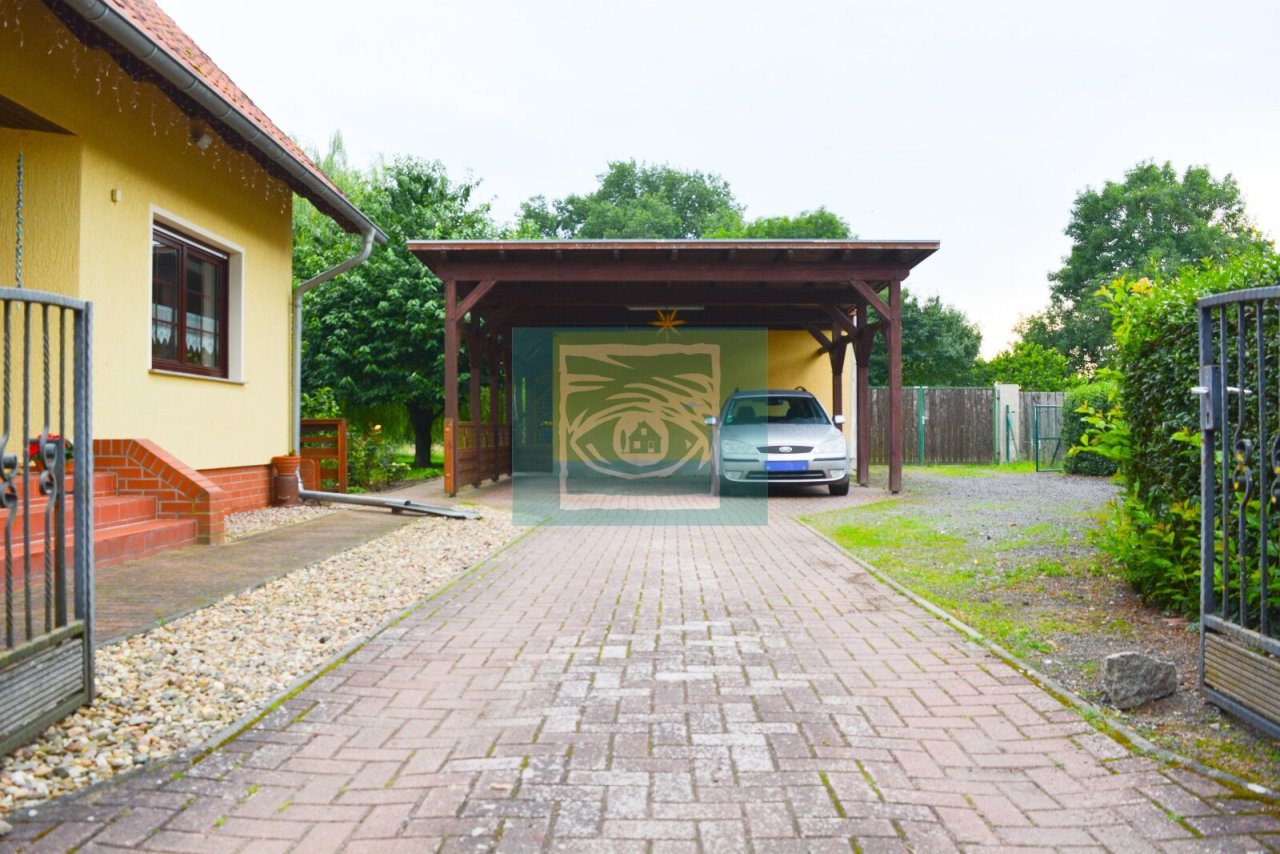 Zufahrt mit Carport
