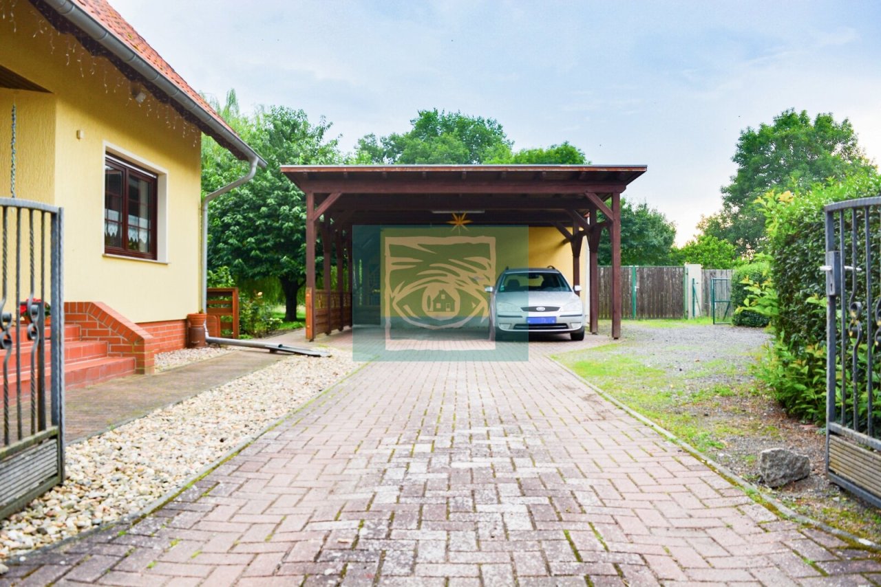 Zufahrt mit Carport