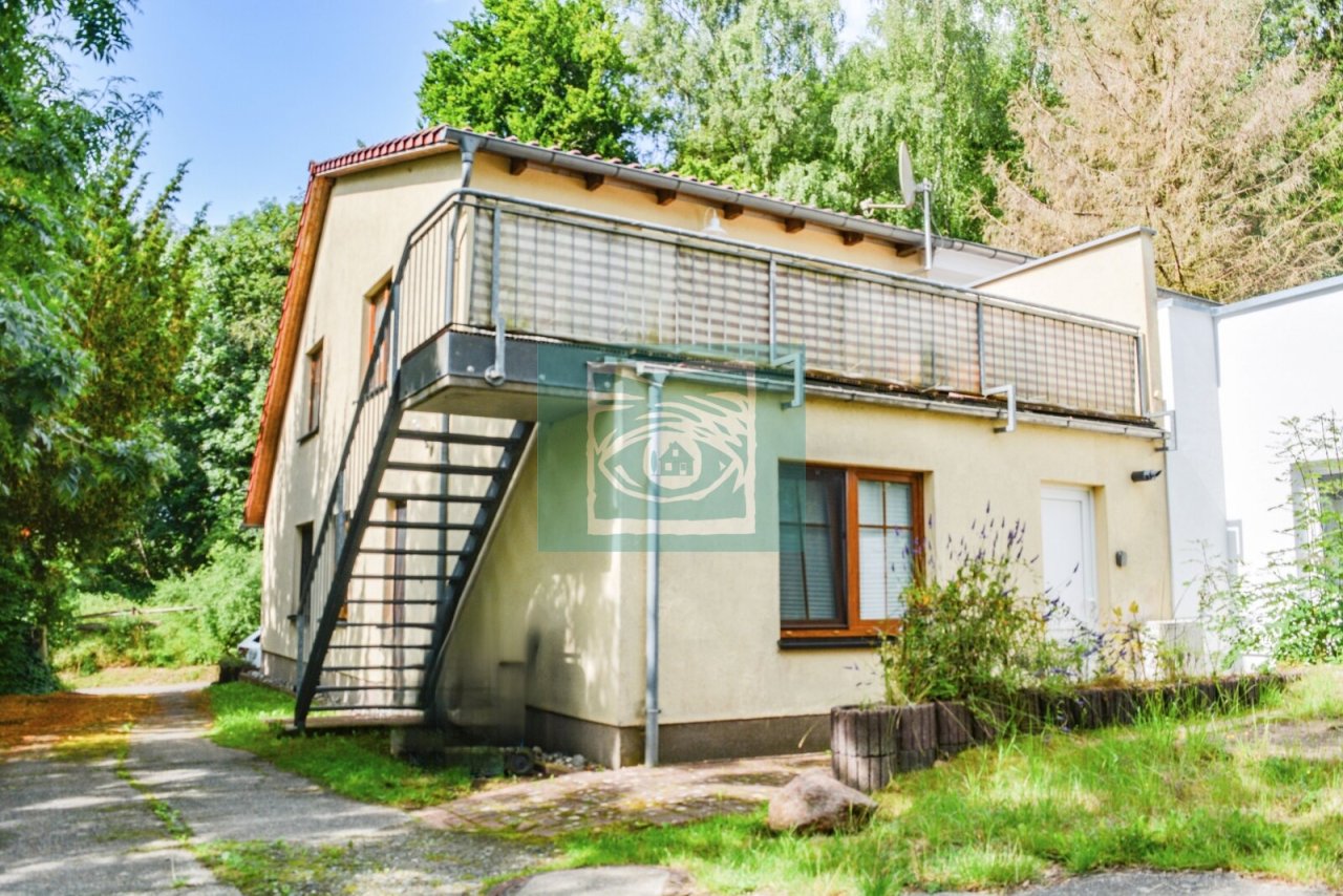 Doppelhaushälfte hofseitig / Zugang Fewo DG