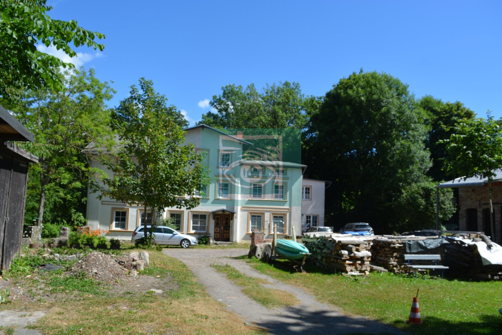 Mehrfamilienhaus und Grundstück